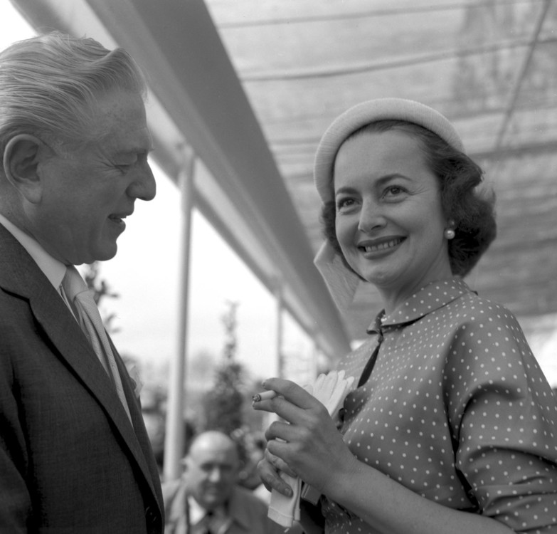Олівія де Гевіленд перекурює з режисером Анатолем Літваком, 1953