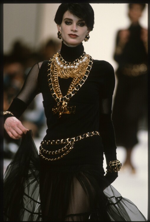 Кристен Макменами в шоу Chanel осень-зима 1991/1992