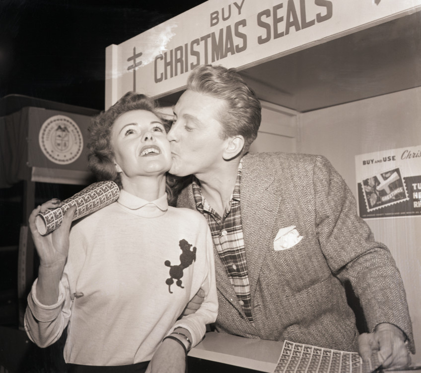 Кирк Дуглас во время рождественской ярмарки, 1949 год
