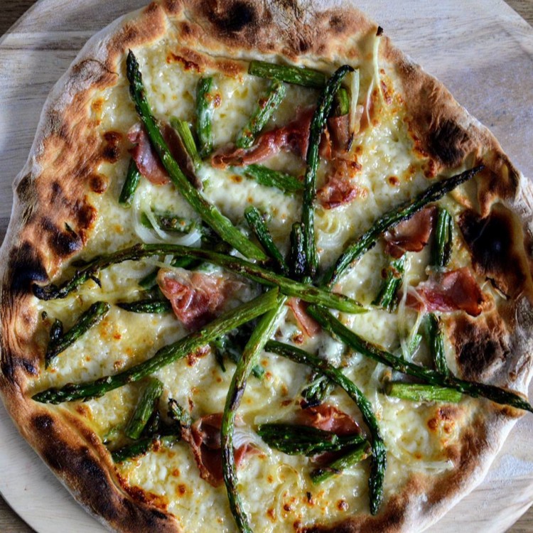 Піца з моцарелою, беконом, спаржею і цибулею @domowapizza