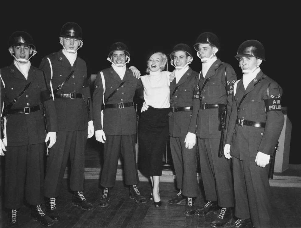 Мерилін Монро відвідує американські війська в Кореї, лютий 1954