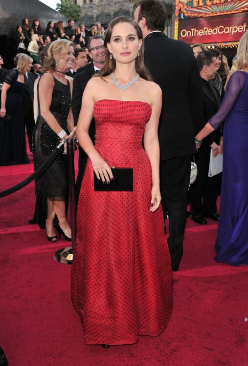 Наталі Портман на церемонії «Оскар» 2012 року у червоній сукні в горошок від Christian Dior 1954 року