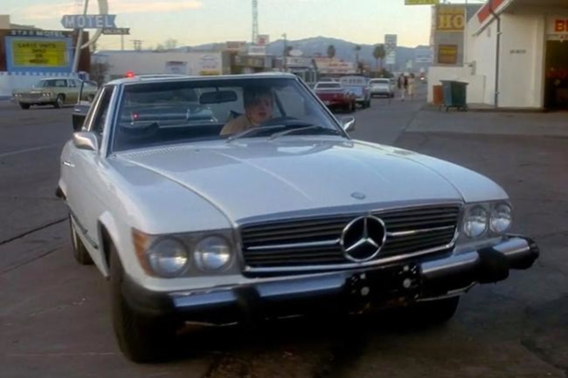 Mercedes-Benz 450SL (1975) – автомобиль гангстера Сэма Ротштейна, которого сыграл Роберт Де Ниро в фильме "Казино" (1995). Кажется, в салоне стильного мерседеса удалось побывать героине Шэрон Стоун Джинджер. Photo: Universal Pictures