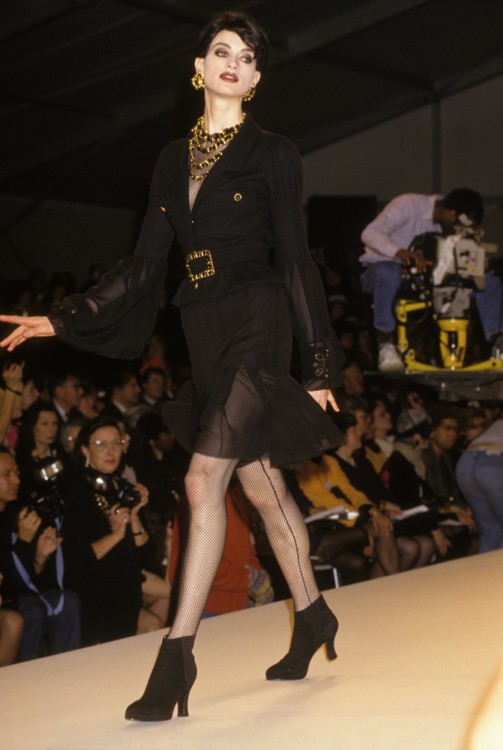 Кристен Макменами в шоу Chanel осень-зима 1991/1992