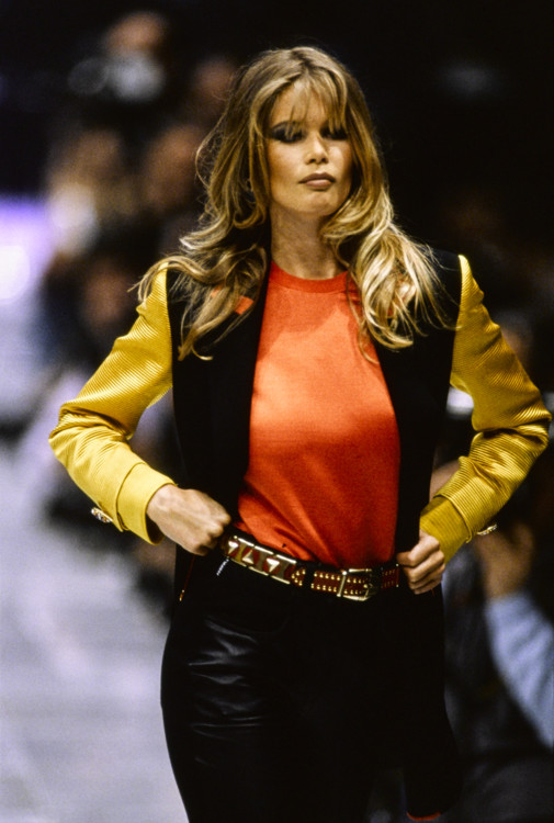 Клаудиа Шиффер во время показа Gianni Versace осень-зима 1991/1992