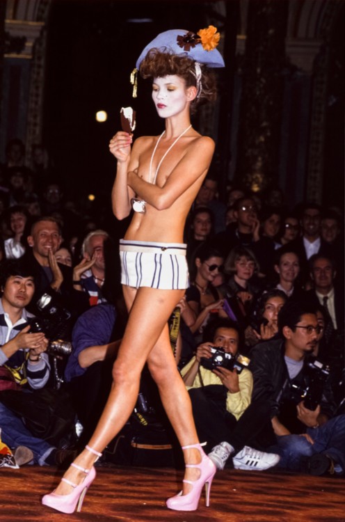 Кейт Мосс во время шоу Vivienne Westwood весена-лето 1994