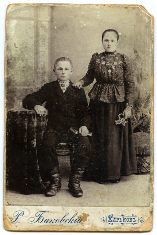 Хлопець та дівчина в міському вбранні, фотограф Р. Ф. Биковський, Харків, 1900 роки
