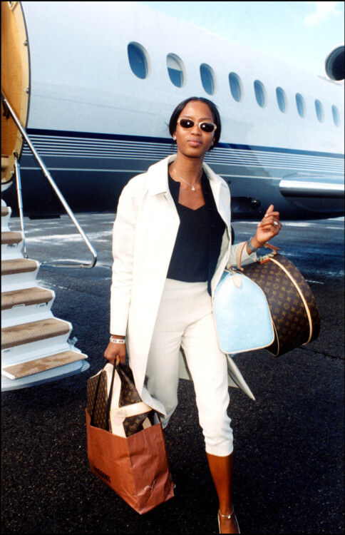 Наоми Кэмпбелл в аэропорту Париж-Ле-Бурже, 1998