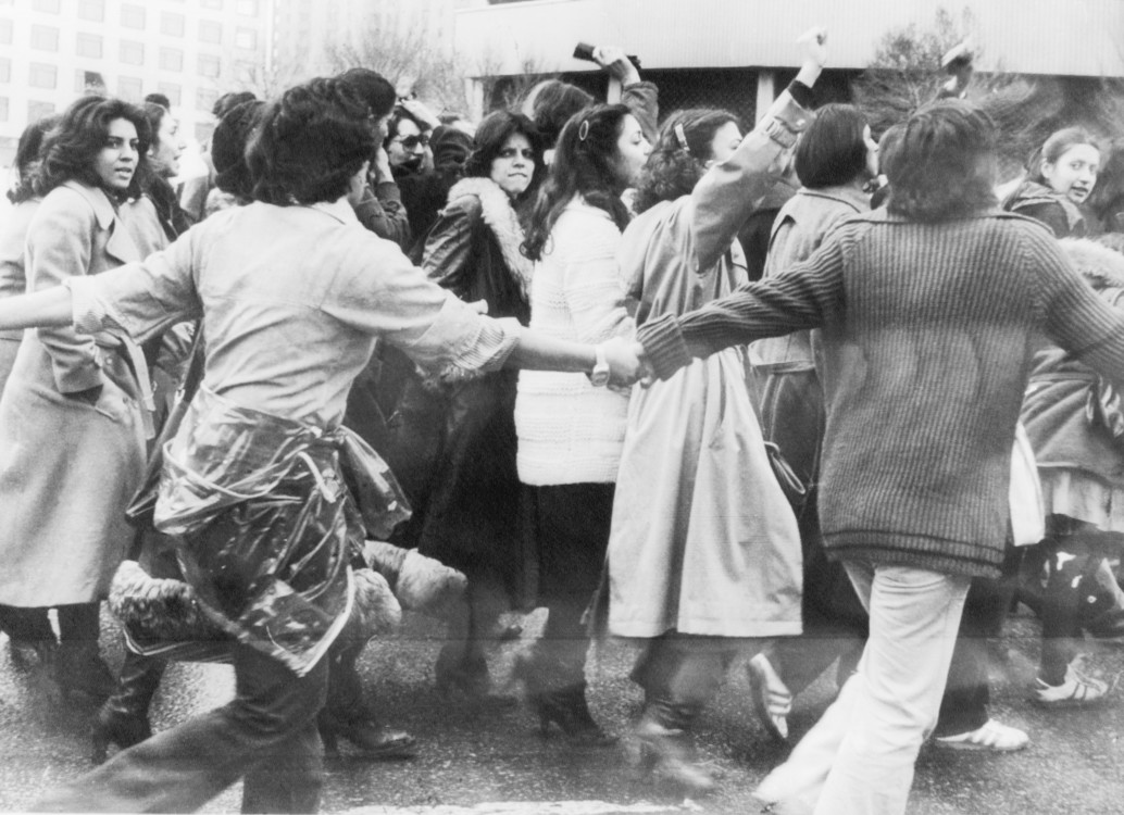 Жінки, що протестують проти хіджабів, під захистом чоловіків крокують маршем у центрі Тегерана 10 березня в третій день демонстрацій за права жінок, 1979 рік