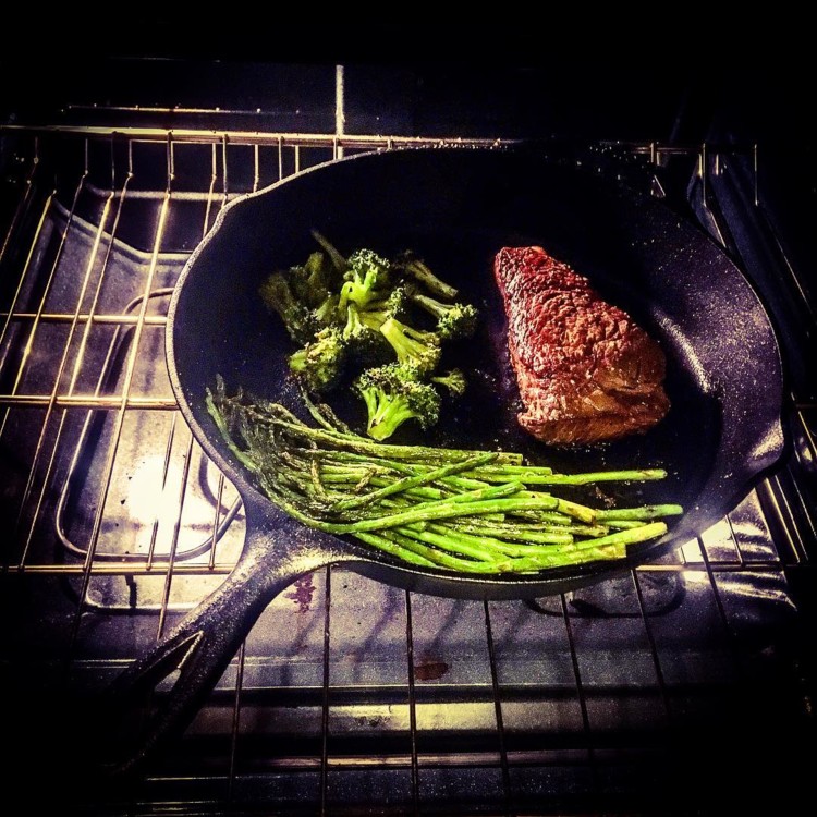 Стейк, броколі, спаржа, оливкова олія, сіль, перець @traydadiva