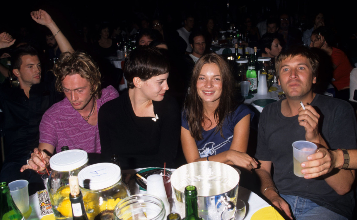 Кейт Мосс и Лив Тайлер во время вечеринки Бека в The Roxy, Нью-Йорк, 15 сентября 1998 года