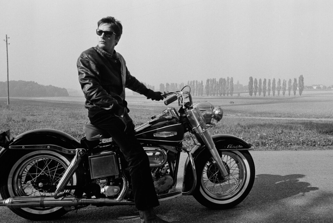 Ален Делон на зніманнях фільму La Motocyclette у 1967 році, Франція