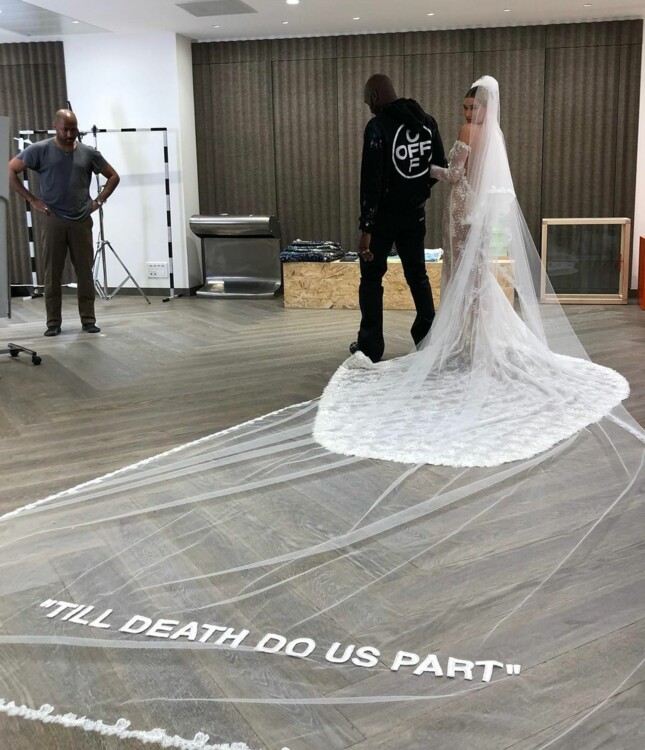 Вірджил Абло і Гейлі Бібер у весільній сукні Off-White (фото: @haileybieber)