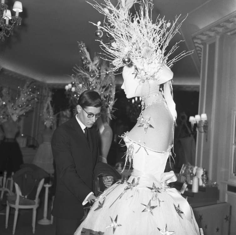 Ив Сен-Лоран украшает манекены в Доме Christian Dior, 1957 год
