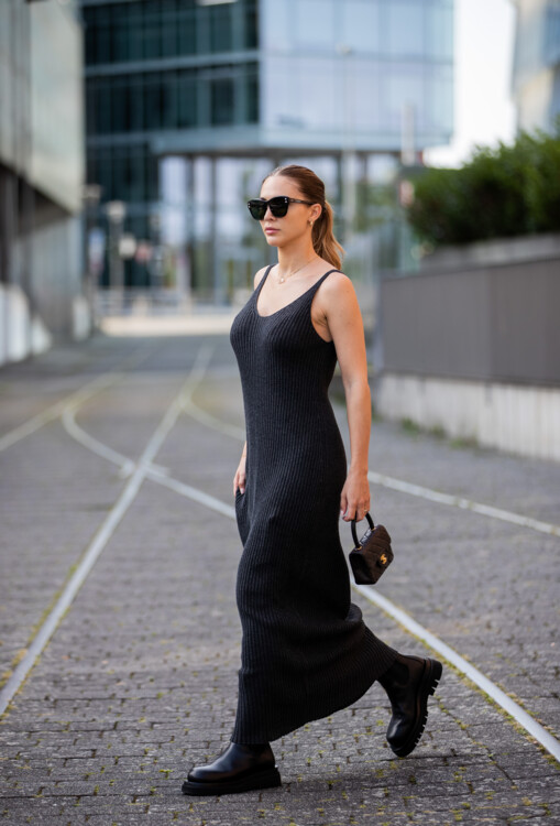Длинное черное платье стритстайл фото осень 2020 фото