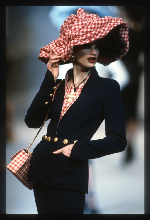 Кристен Макменами в шоу Chanel Haute Couture весна-лето 1992