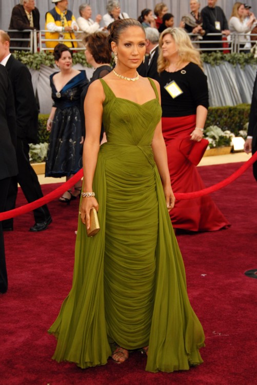 Дженніфер Лопес у вінтажній оливково-зеленій сукні від Jean Dessès на червоній доріжці премії «Оскар» у 2006 році