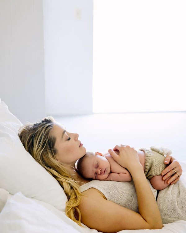 Эмбер Херд с новорожденным ребенком