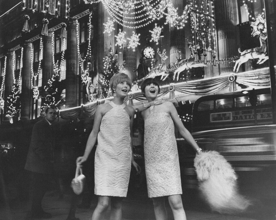 Дві моделі біля універмагу Selfridges у сукнях французького дизайнера П’єра Кардена напередодні Різдва, 1966 року