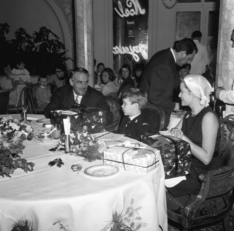 Грейс Келли, принц Альберт и принц Монако Ренье во время рождественской вечеринки, 1965 год