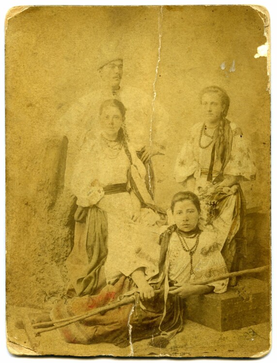 Хлопець і дівчата в традиційному народному вбранні, фотограф М.Овчинников; Харків,1898 рік