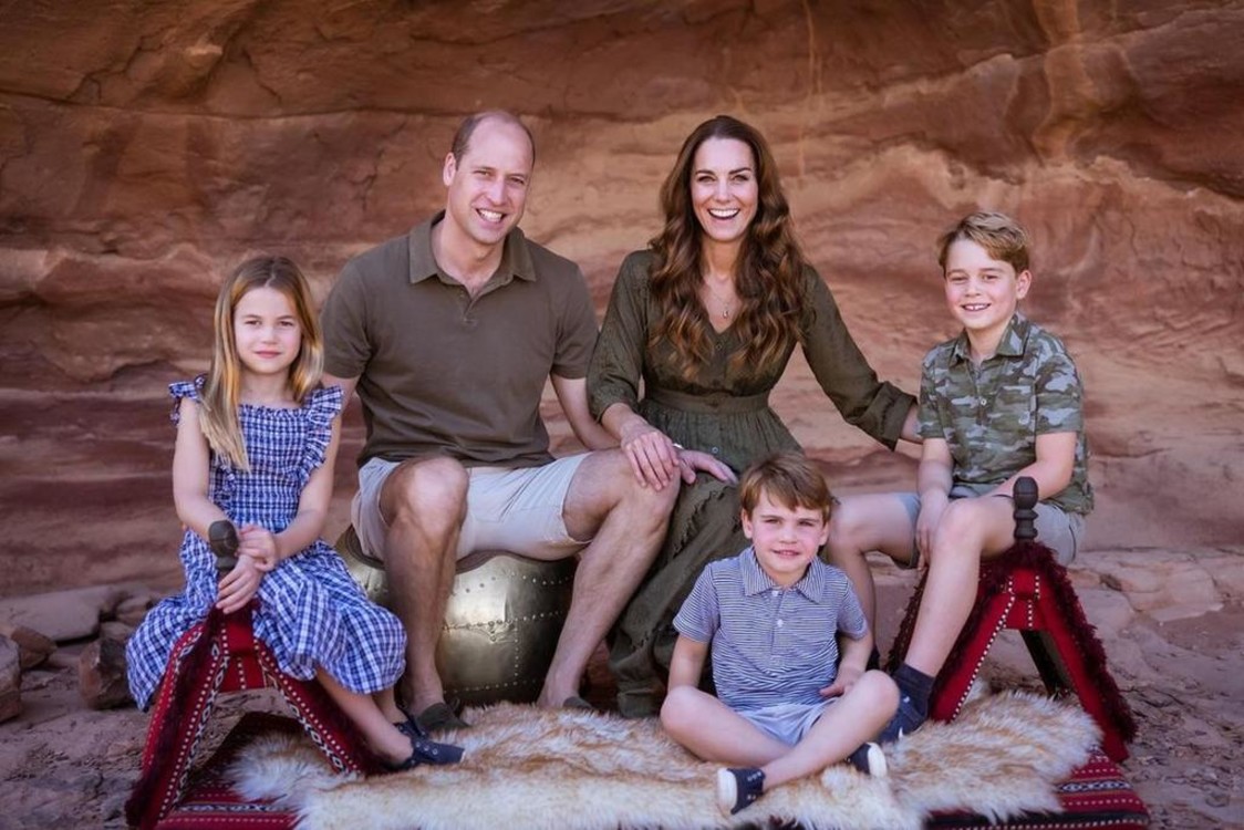 Герцог і герцогиня Кембридзькі разом з дітьми позують для портрета на різдвяну листівку у 2021 році