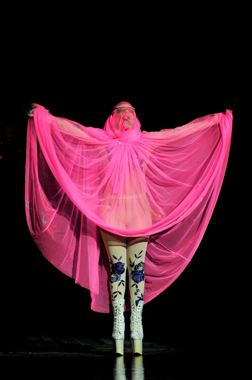 Леді Ґаґа на подіумі Philip Treacy весна-літо 2013