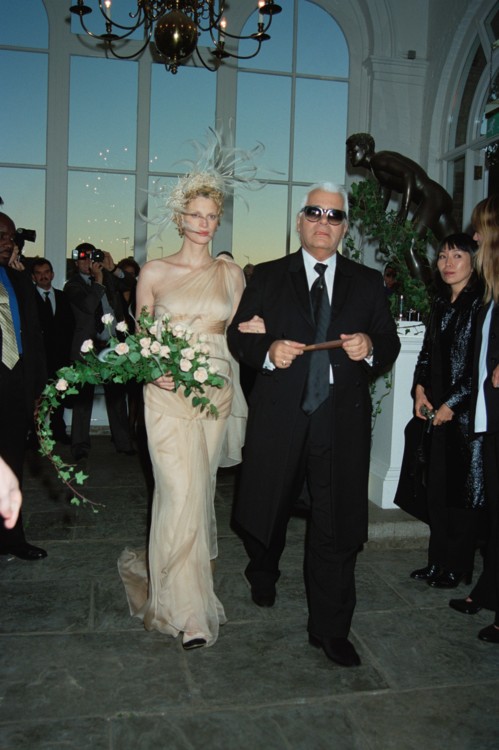 Кристен Макменами и Карл Лагерфельд во время свадьбы Кристен и Майлза Олдриджа, 1997