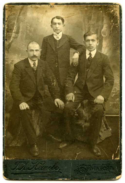 Чоловіки в міському вбранні, фотограф Г.Л. Юхнов; Харків, 1910-і роки