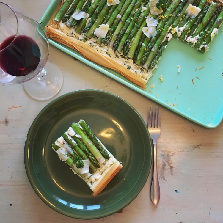 Листкове тісто, спаржа, вершки, пармезан, сіль, перець @fablesofthegreenforest