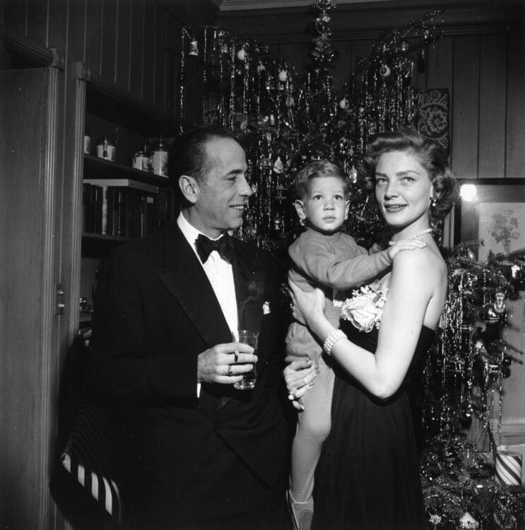 Гамфрі Боґарт зі своєю дружиною Лорен Беколл і сином Стівеном в їхньому будинку в Беверлі-Гіллз напередодні Різдва