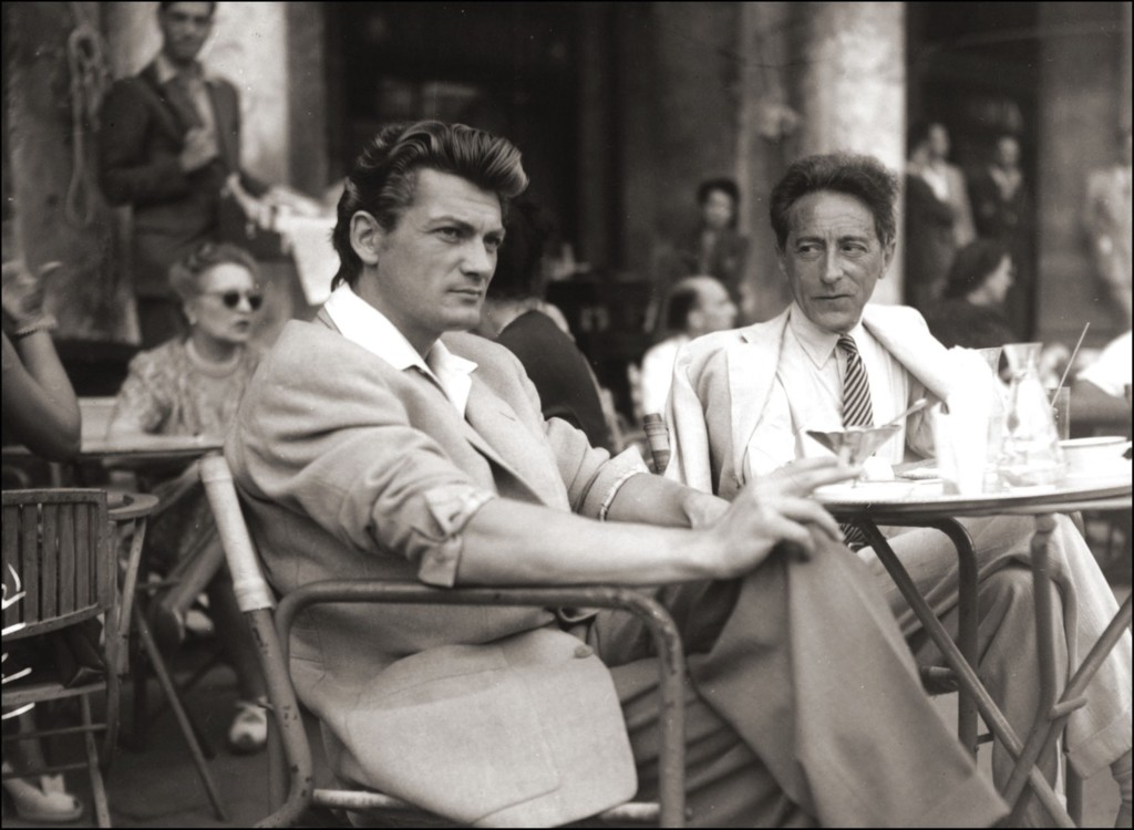 Жан Кокто дивиться на актора Жана Маре в кафе під час 8-го Венеційського кінофестивалю, 1947