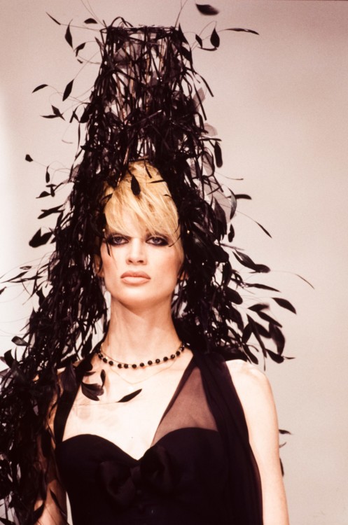 Кристен Макменами в шоу Chanel Haute Couture осень-зима 1995/1996