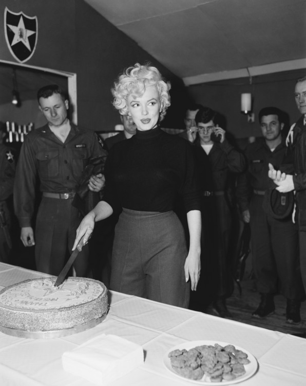 Мерилін Монро розрізає торт, який їй подарували сержанти 2-го дивізіону, 19 лютого 1954 року