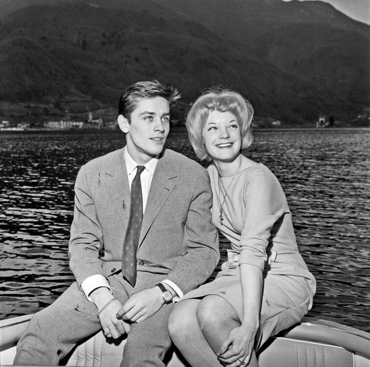 Ален Делон сидить у човні на озері Лугано з актрисою Ромі Шнайдер 25 брезня 1959 року