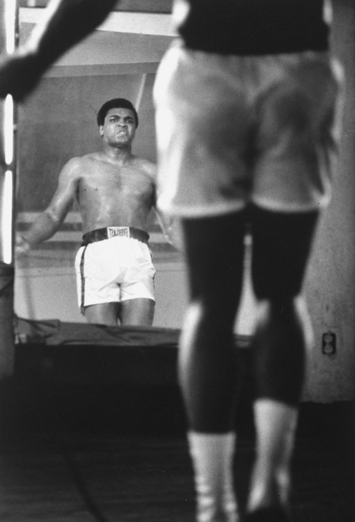 Мухаммед Али прыгает через скакалку во время тренировки против Джо Фрейзера, 1971