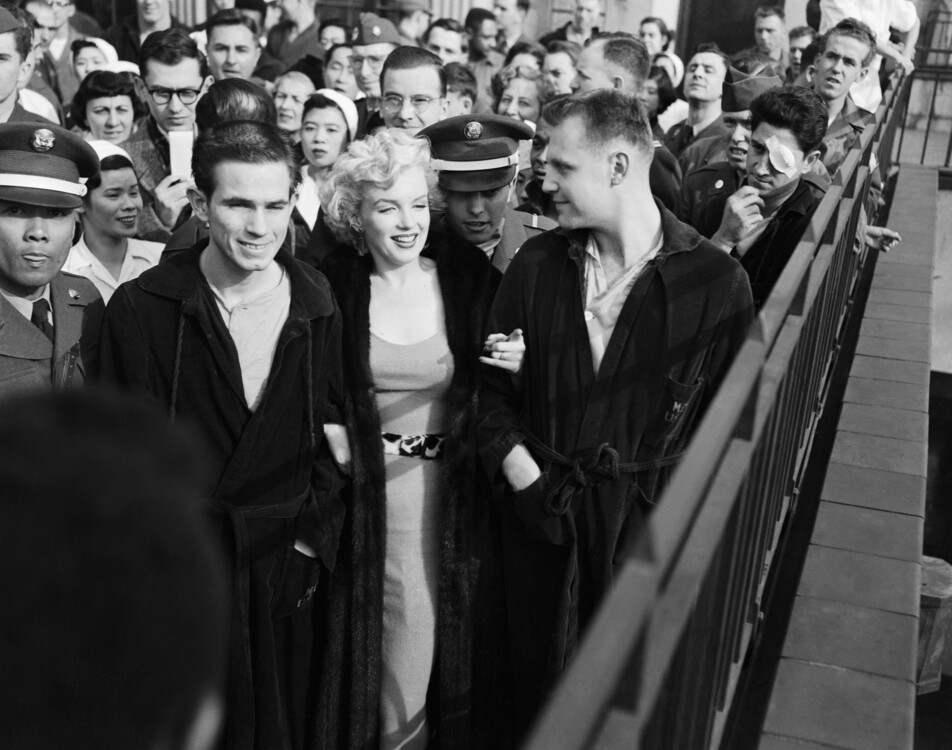 Мерилін Монро під час візиту до госпіталю армії США в Токіо, 9 лютого 1954 року