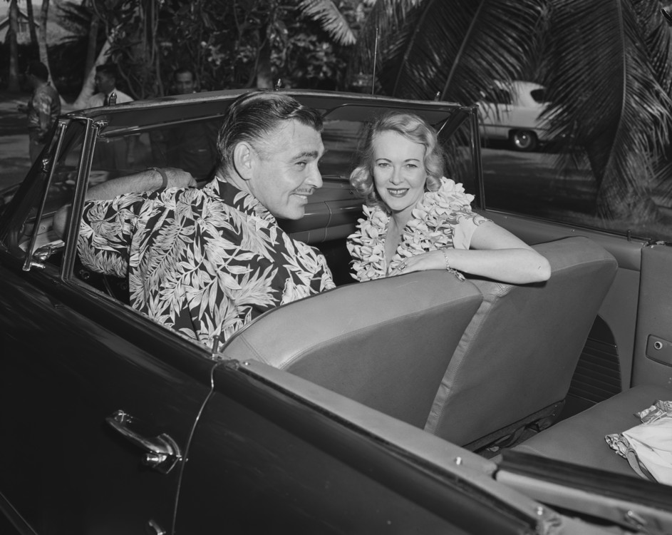 Кларк Гейбл со своей женой, актрисой Сильвией Эшли во время медового месяца на Гавайях, 1950