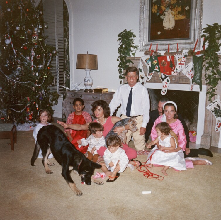 Семья президента Кеннеди в Белом доме на Рождество, 1962 год