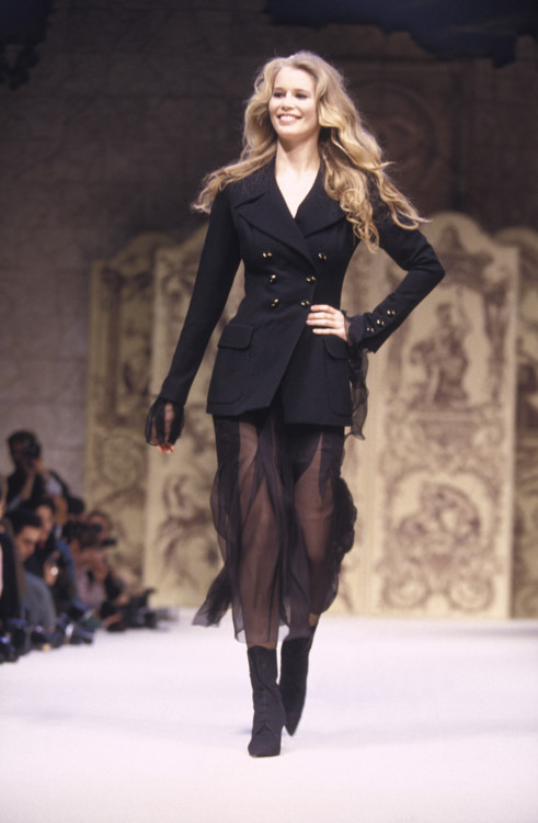 Клаудия Шиффер во время показа Chanel Haute Couture весна-лето 1993