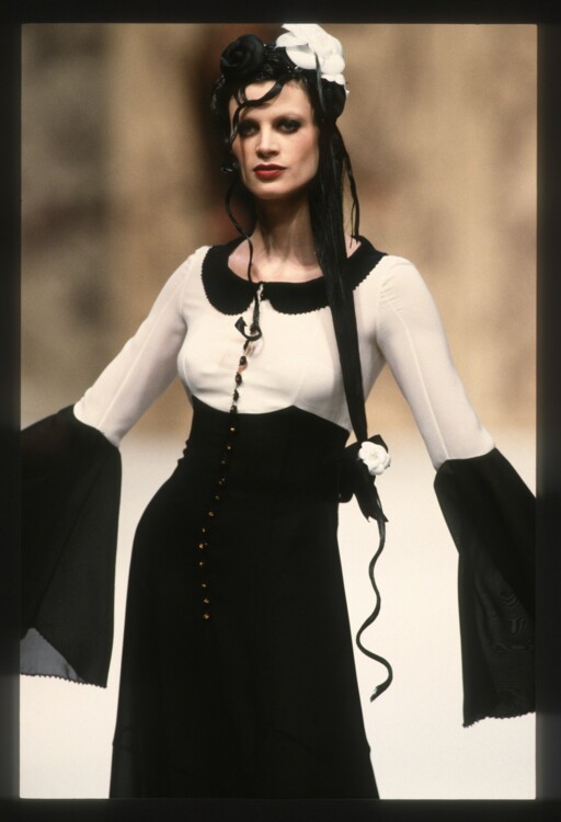 Кристен Макменами в шоу Chanel Haute Couture весна-лето 1993