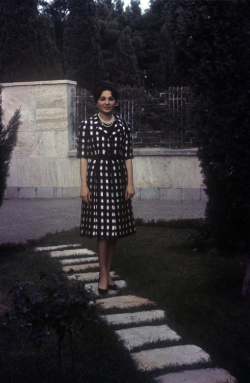 Фара Пахлаві, третя дружина шаха Ірану Мохаммеда Реза Пахлаві, позує в саду в Тегерані, травень 1960 року