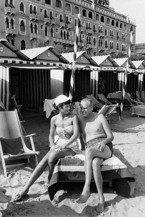 Геді Ламарр та її другий чоловік, американський підприємець В. Говард Лі, на пляжі, 1955