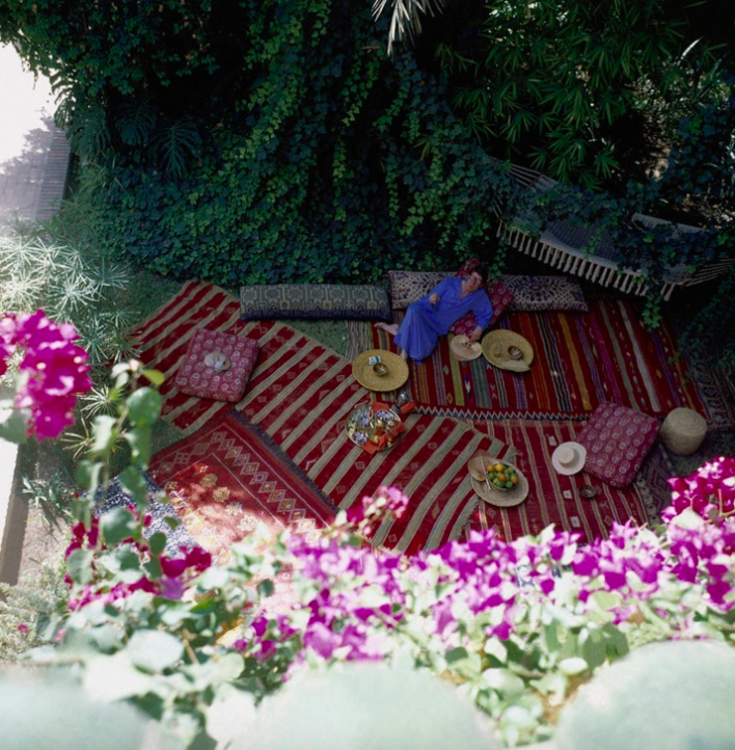 Ив Сен-Лоран в садах Dar es Saada в Марракеше в 1980 году