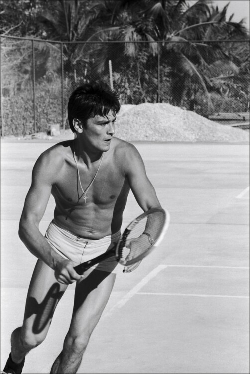 Ален Делон грає в теніс у Франції 29 січня 1965 року