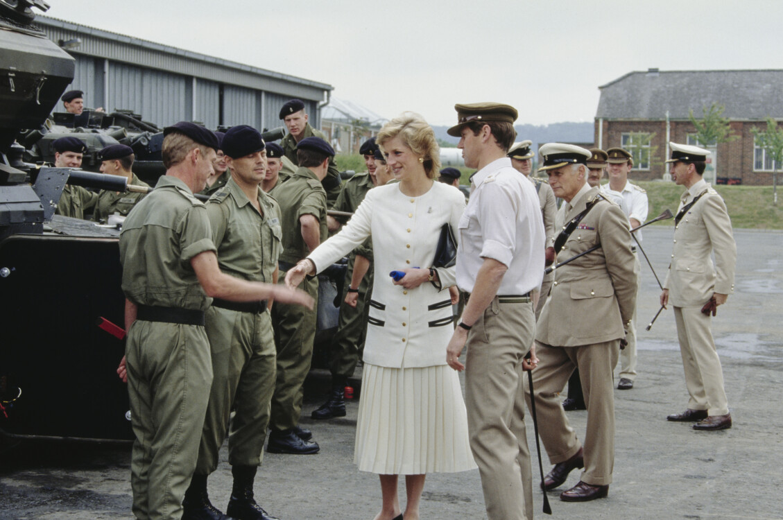 Діана, принцеса Уельська відвідує Королівський Гемпширський полк під час маневрів у Тідворті, Вілтшир, Англія, 7 червня 1989 року