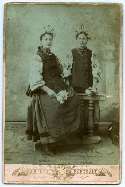 Дівчата в традиційному народному вбранні, фотограф Н.Ф. Воловенко, Харківщина, 1910-і роки
