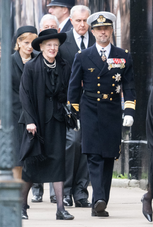 Королева Маргрете II та її син, принц-наступник Фредерік (Данія)