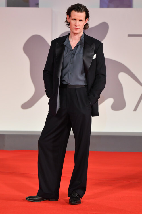 Метт Сміт у Giorgio Armani під час 78-го Венеційського кінофестивалю