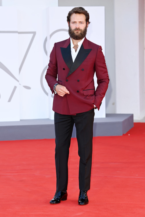 Алессандро Борги в Gucci во время 78-го Венецианского кинофестиваля